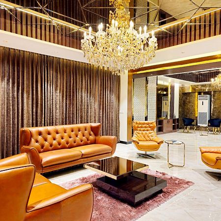 Appartement The Pentouz On 100 Feet Road Indiranagar - An Urban Luxury Retreat à Bangalore Extérieur photo