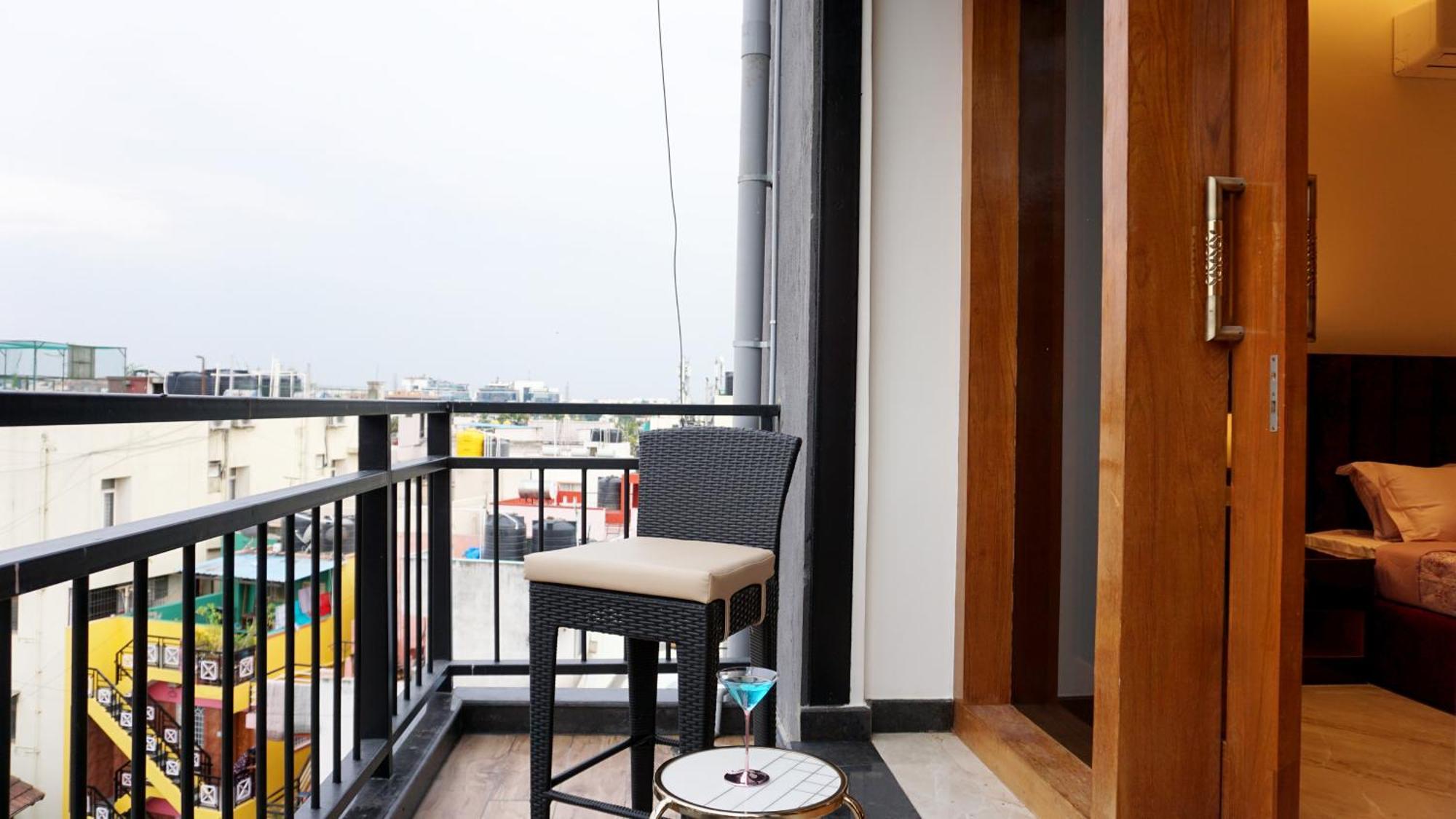 Appartement The Pentouz On 100 Feet Road Indiranagar - An Urban Luxury Retreat à Bangalore Extérieur photo