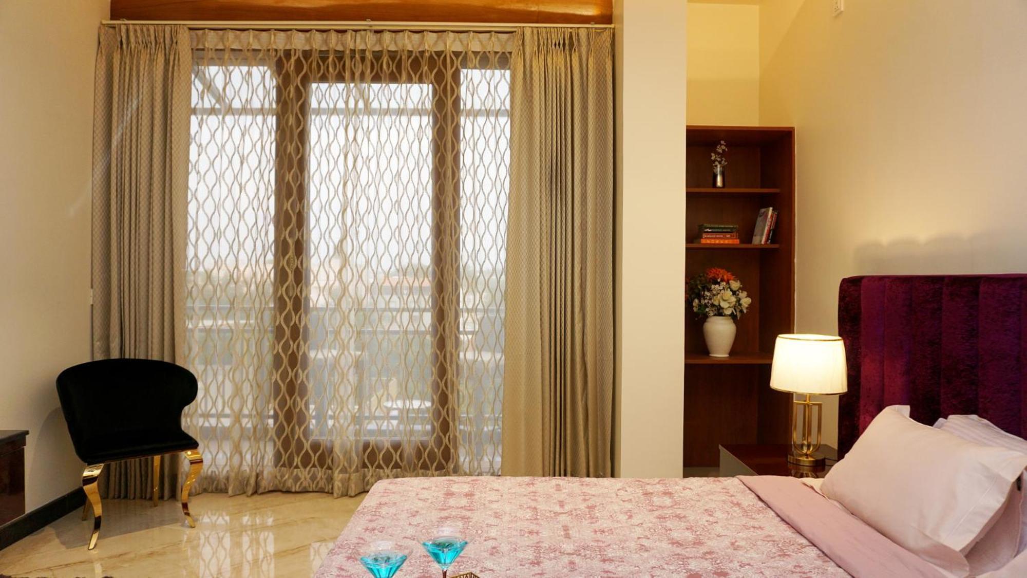 Appartement The Pentouz On 100 Feet Road Indiranagar - An Urban Luxury Retreat à Bangalore Extérieur photo