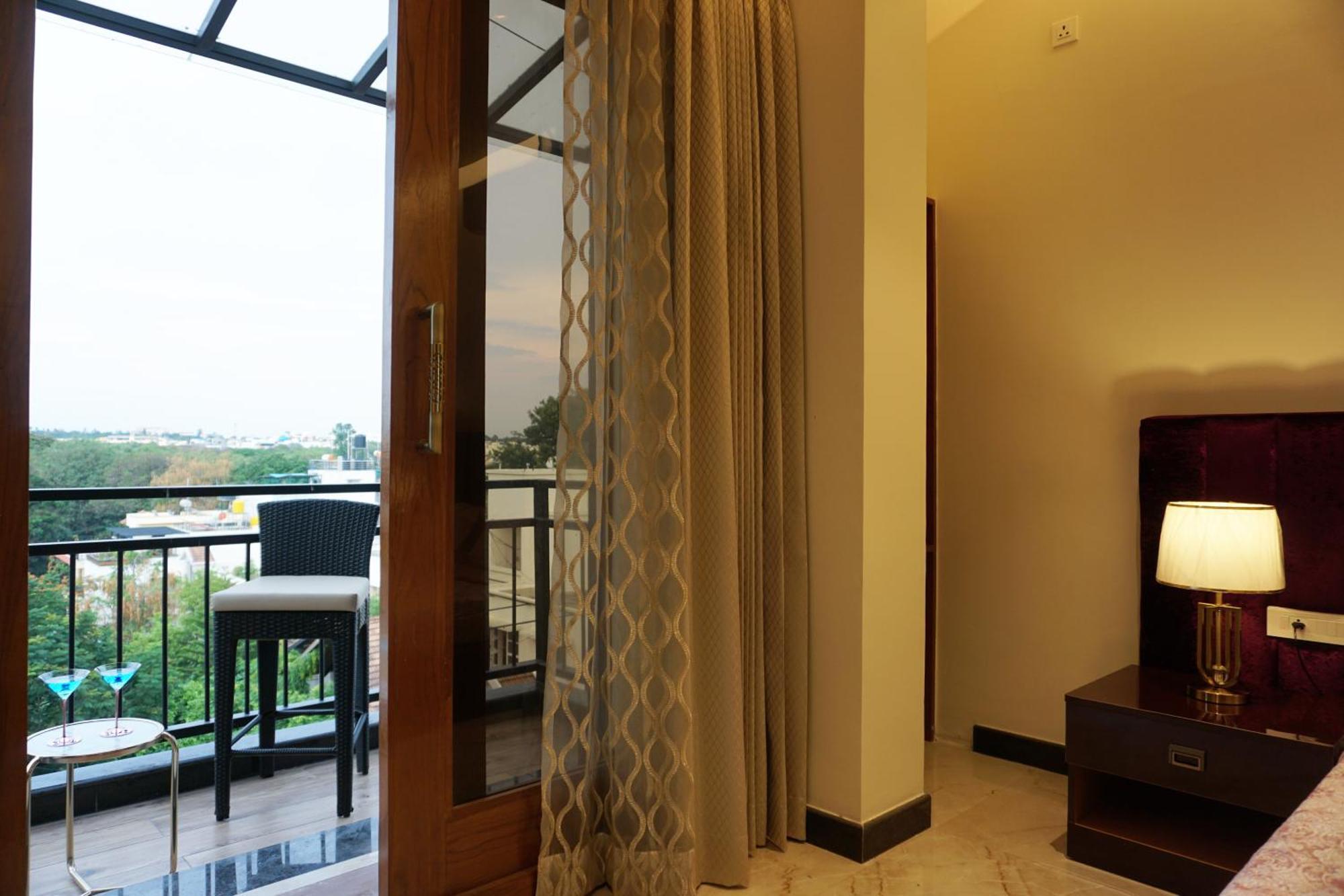 Appartement The Pentouz On 100 Feet Road Indiranagar - An Urban Luxury Retreat à Bangalore Extérieur photo