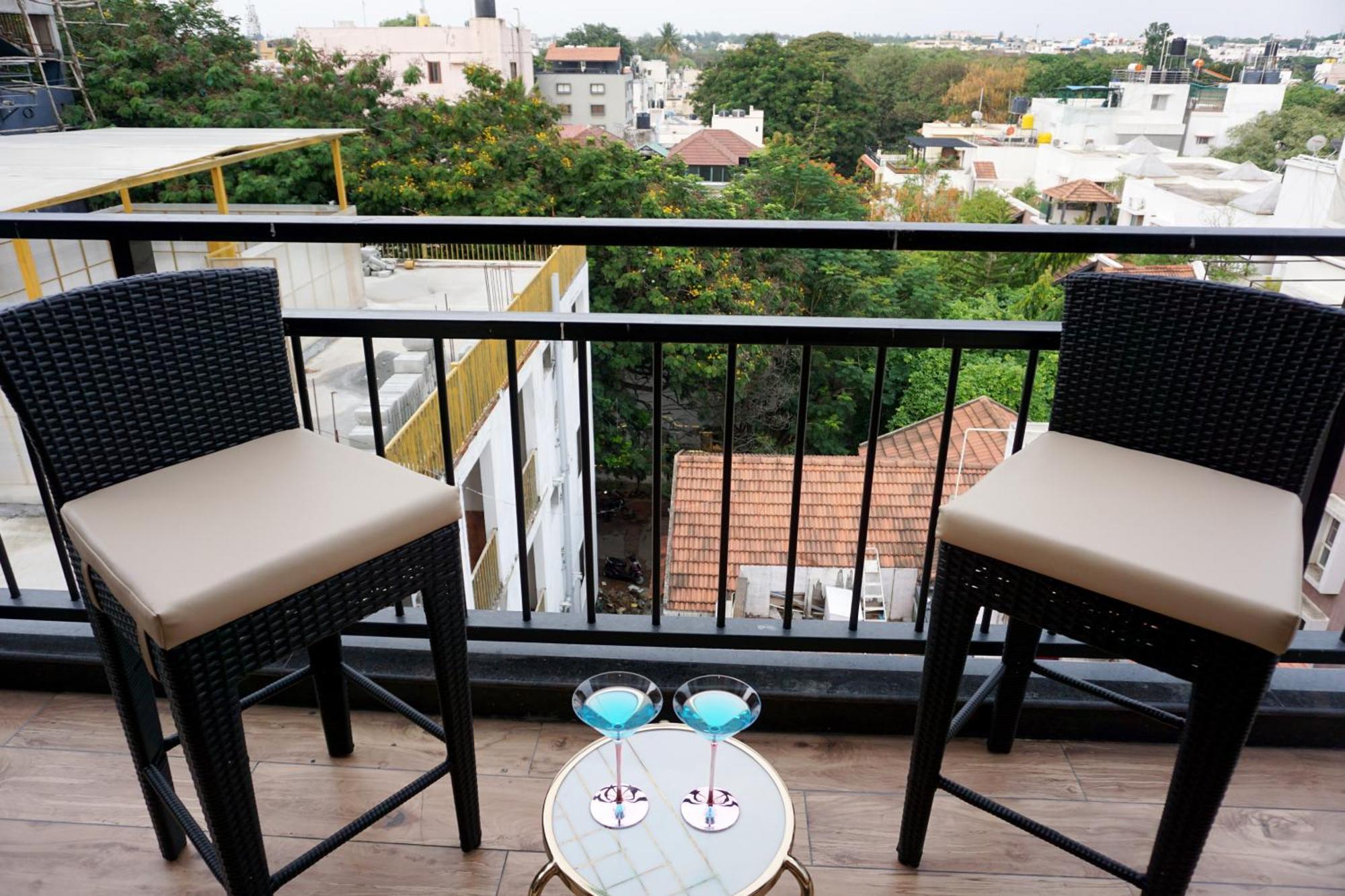 Appartement The Pentouz On 100 Feet Road Indiranagar - An Urban Luxury Retreat à Bangalore Extérieur photo
