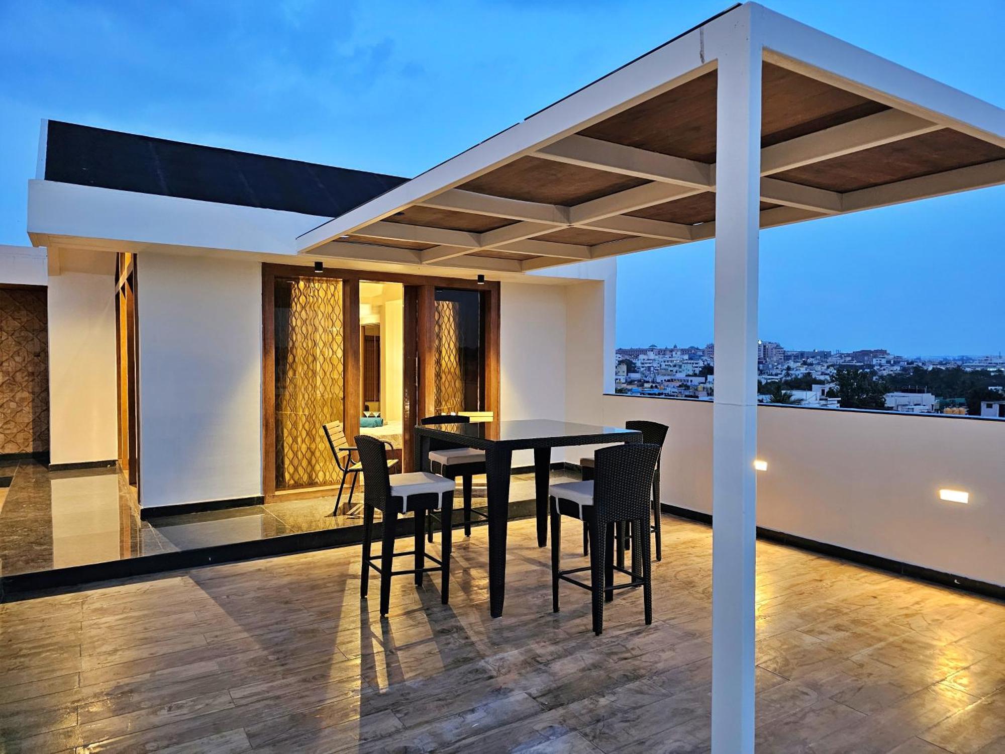 Appartement The Pentouz On 100 Feet Road Indiranagar - An Urban Luxury Retreat à Bangalore Extérieur photo