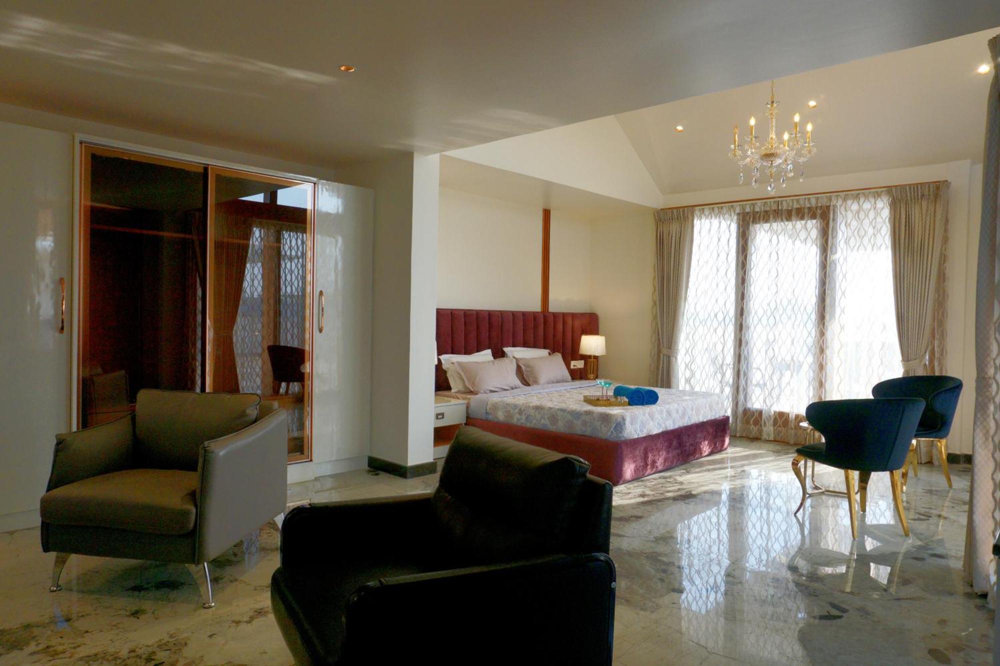 Appartement The Pentouz On 100 Feet Road Indiranagar - An Urban Luxury Retreat à Bangalore Extérieur photo
