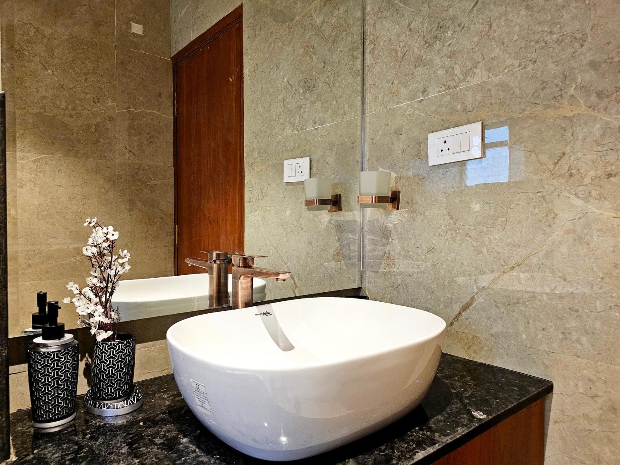 Appartement The Pentouz On 100 Feet Road Indiranagar - An Urban Luxury Retreat à Bangalore Extérieur photo