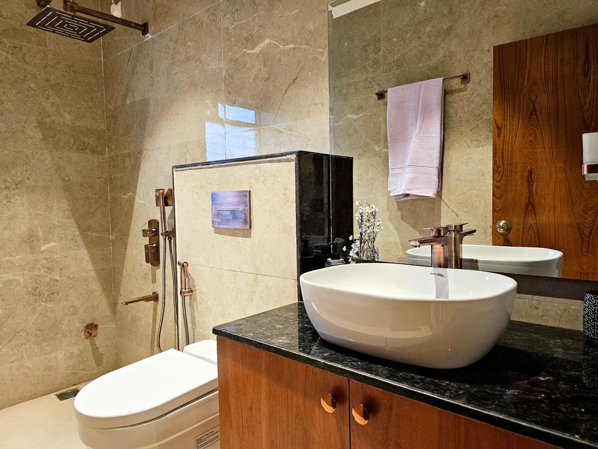 Appartement The Pentouz On 100 Feet Road Indiranagar - An Urban Luxury Retreat à Bangalore Extérieur photo