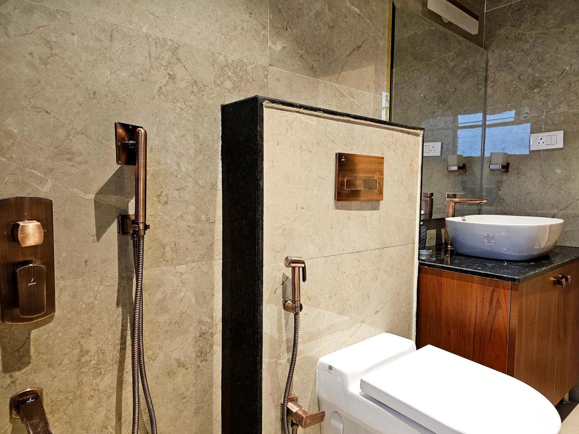Appartement The Pentouz On 100 Feet Road Indiranagar - An Urban Luxury Retreat à Bangalore Extérieur photo
