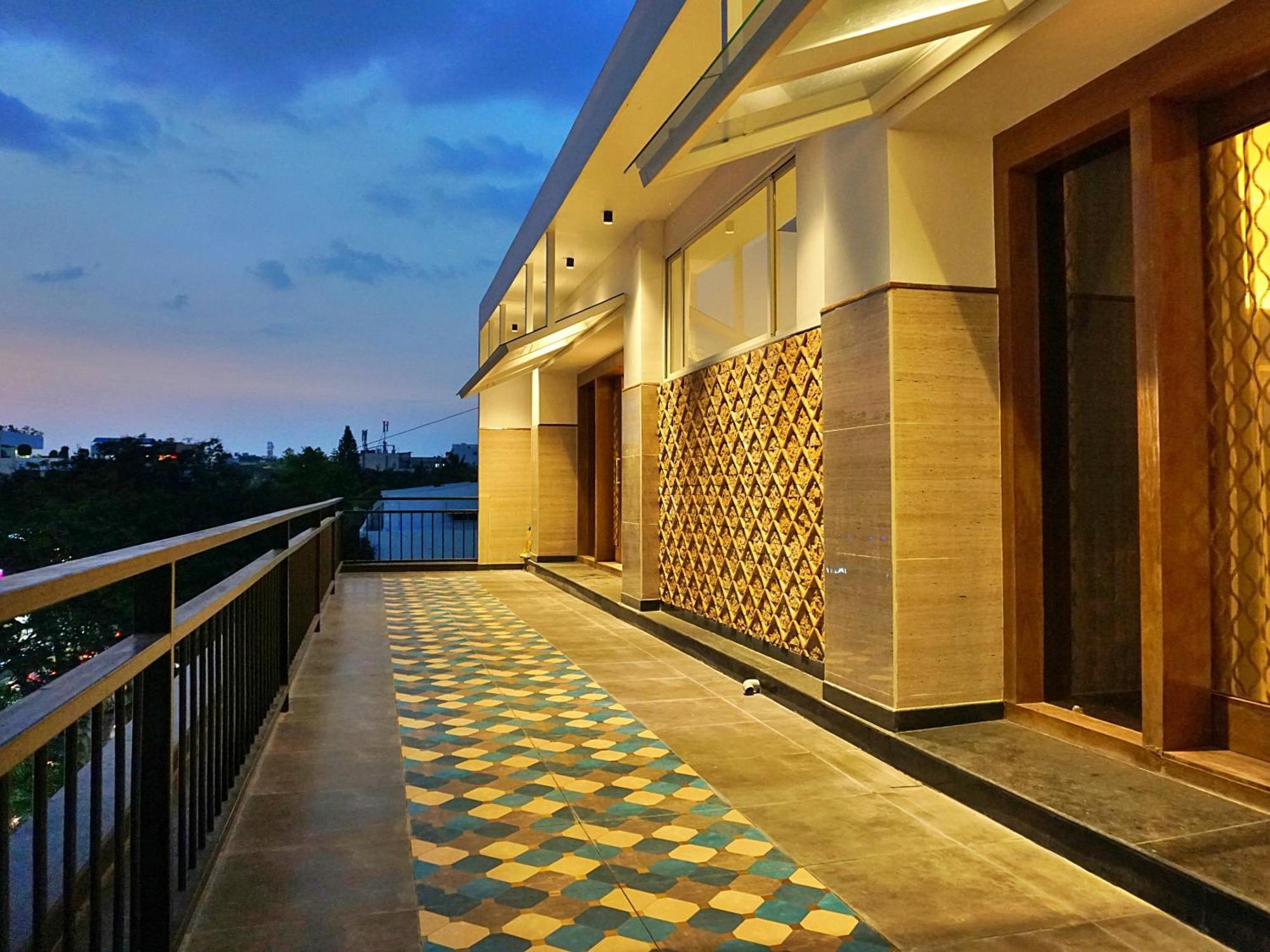 Appartement The Pentouz On 100 Feet Road Indiranagar - An Urban Luxury Retreat à Bangalore Extérieur photo