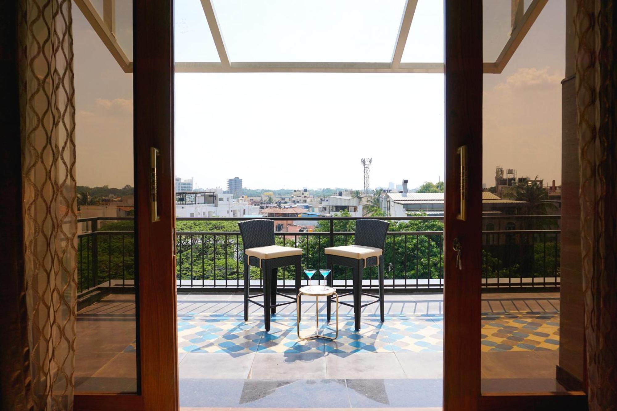 Appartement The Pentouz On 100 Feet Road Indiranagar - An Urban Luxury Retreat à Bangalore Extérieur photo