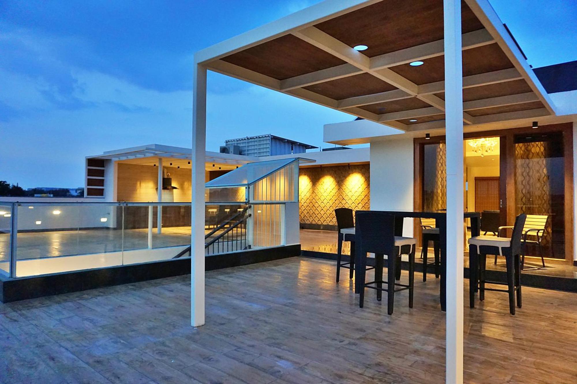 Appartement The Pentouz On 100 Feet Road Indiranagar - An Urban Luxury Retreat à Bangalore Extérieur photo