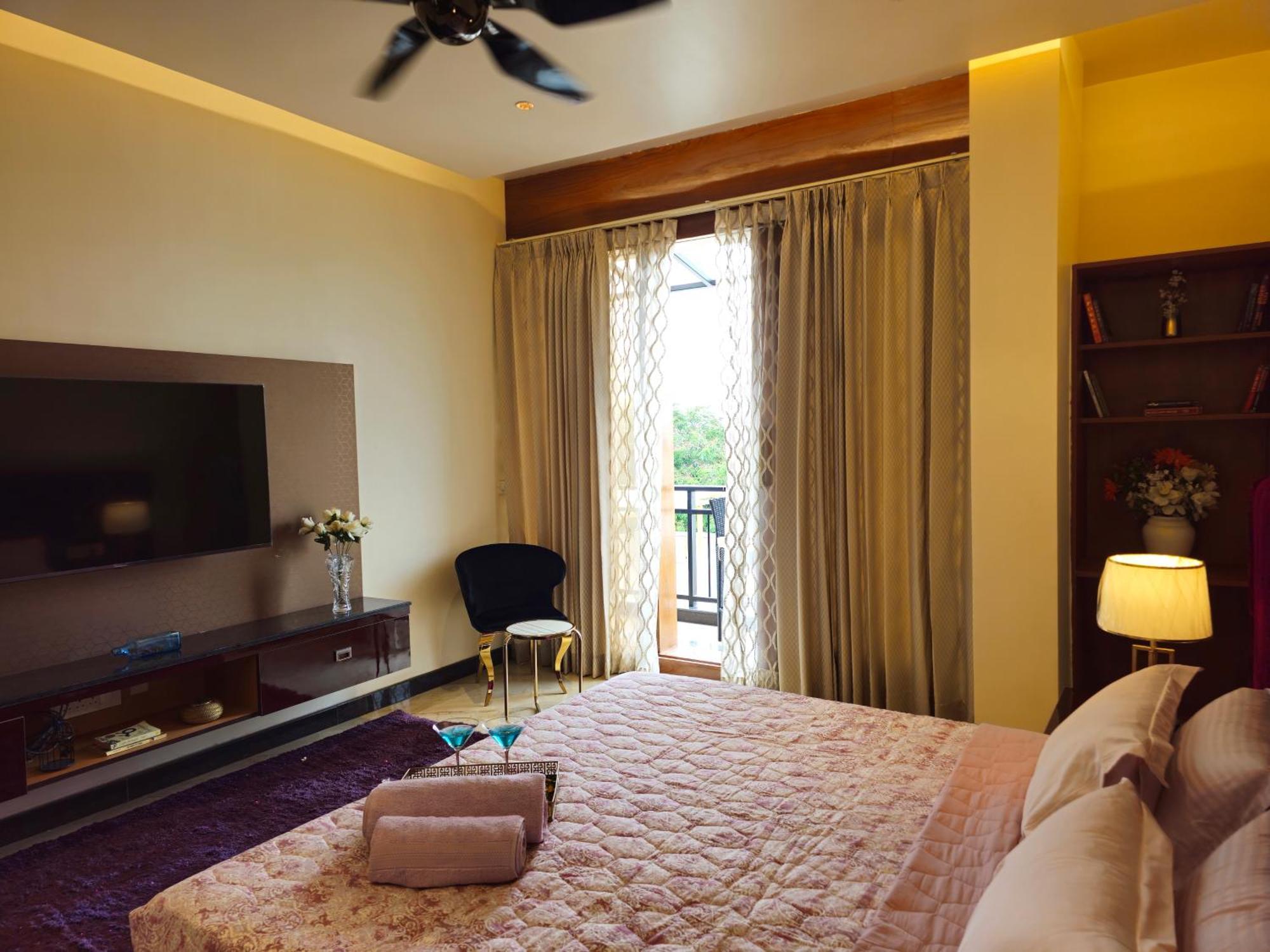 Appartement The Pentouz On 100 Feet Road Indiranagar - An Urban Luxury Retreat à Bangalore Extérieur photo